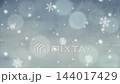 かわいい雪の結晶が舞う冬の夜空のループアニメーション。きらめく雪と光のボケが織りなす水彩背景動画。 144017429