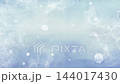 氷と雪が舞い落ちる冬の空を下から見上げるループアニメーション。冷たい青のグラデーションの水彩動画。 144017430